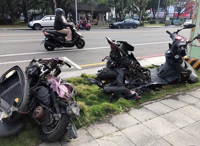 嘉義市興業西路20日凌晨發生酒駕肇事事故,駕駛過彎高速衝向對面慢車道,當場撞毀路旁11輛汽機車,遭撞機車損毀嚴重。中央社記者黃國芳攝 114年3月20日
