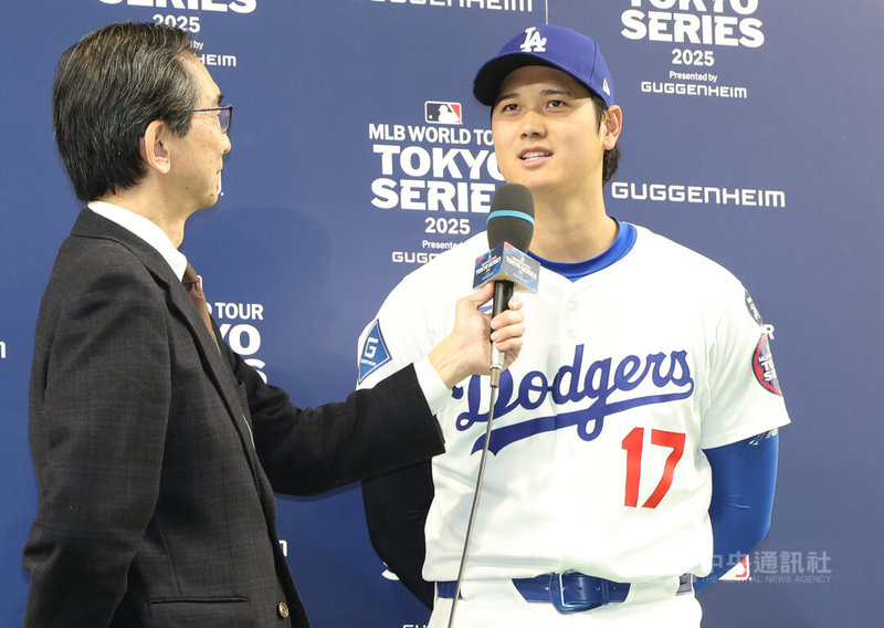 美國職棒大聯盟（MLB）海外開幕系列賽第二戰19日晚間在東京巨蛋舉行，洛杉磯道奇的大谷翔平本季首轟出爐，賽後受訪表示，「在東京取得了很好的開始，我會繼續為爭取世界冠軍努力。這是一次美好的回憶，如果能夠有機會再次以這種方式（在日本）比賽，我會非常高興」。中央社記者楊明珠東京攝 114年3月19日