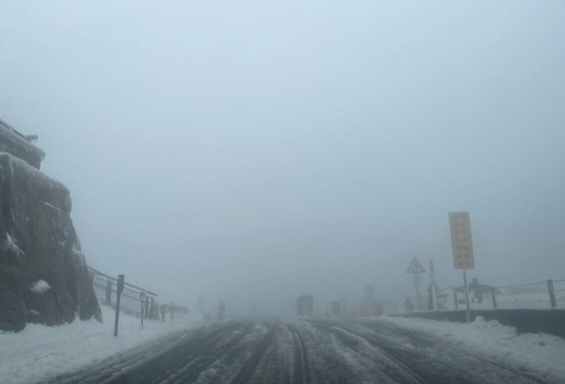 合歡山仍有明顯積雪，為維護用路安全，交通部公路局表示，台14甲線高海拔路段夜間有局部路面結冰機率，20日晚間至21日清晨預警封閉台14甲線翠峰至大禹嶺路段。（交通部公路局提供）中央社記者蕭博陽南投縣傳真  114年3月20日