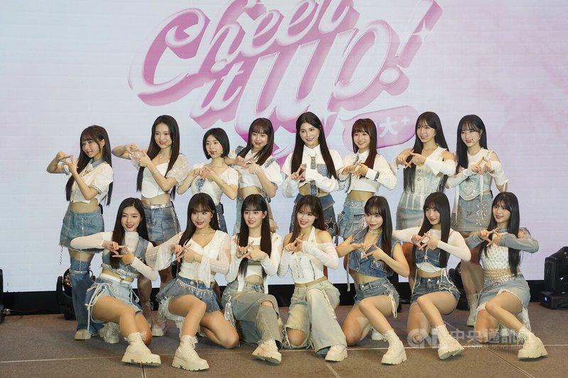台鋼集團桂田文創旗下的Wing Stars啦啦隊20日在台北舉辦單曲寫真發行記者會,比出手勢接受媒體拍攝。中央社記者徐肇昌攝 114年3月20日