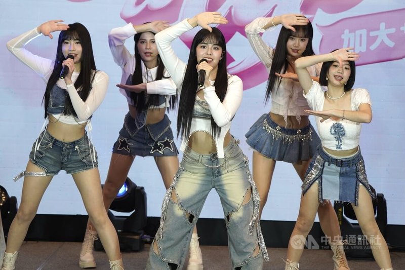 台鋼集團桂田文創旗下Wing Stars啦啦隊20日在台北舉行Cheer it up「加大」單曲寫真發行記者會,展現唱跳實力。中央社記者徐肇昌攝 114年3月20日