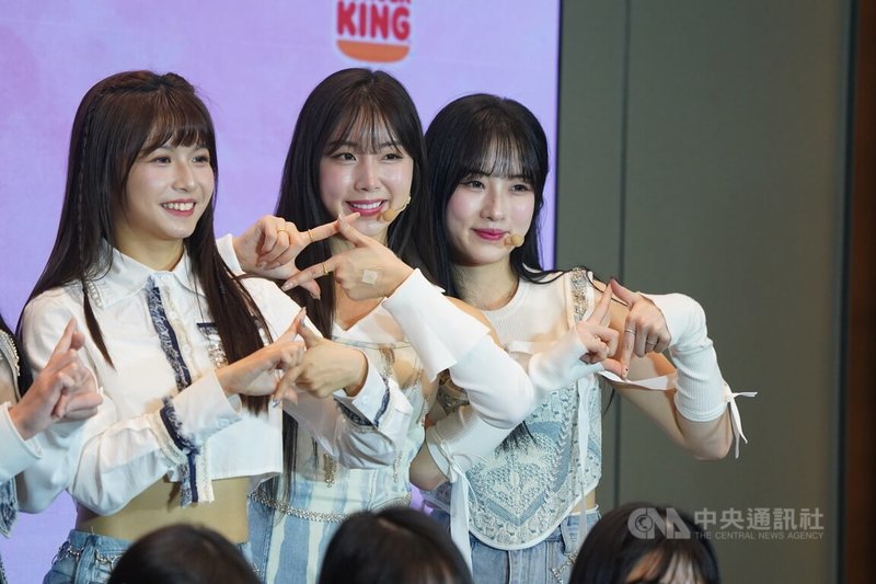 台鋼啦啦隊Wing Stars展翅高飛,20日宣布推出首張單曲Cheer it up「加大」,韓籍成員安芝儇(中)與Mingo(右)受到媒體關注。中央社記者徐肇昌攝 114年3月20日