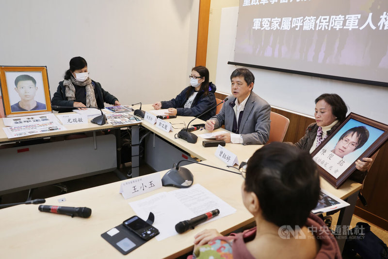 總統賴清德日前宣示恢復軍事審判,引發討論。台灣陪審團協會與軍冤家屬20日在立法院召開記者會,台灣陪審團協會理事長鄭文龍(左3)表示,呼籲政府盡速重啟軍事冤案申訴委員會,提供受害者及其家屬真正可行的救濟平台。中央社記者裴禛攝 114年3月20日