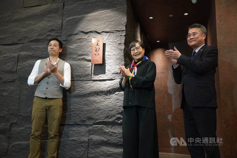 圓山大飯店攜手知名酒吧「Bar Mood Taipei 吧沐」,聯名打造「覓到By吧沐」酒吧(Meet by Bar Mood),20日在台北圓山大飯店舉行開幕記者會,圓山飯店董事長葉菊蘭(中)與吧沐創辦人吳盈憲(左)揭牌後合影。中央社記者徐肇昌攝 114年3月20日