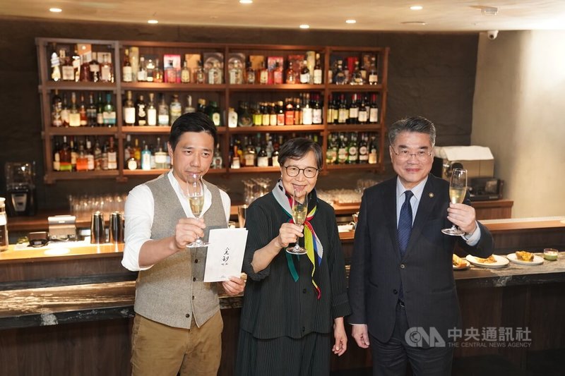 圓山大飯店與知名酒吧「Bar Mood Taipei 吧沐」強強聯手,共同打造「覓到by吧沐」酒吧,20日在台北圓山大飯店開幕,圓山飯店董事長葉菊蘭(中)、總經理方遠懷(右)與吧沐創辦人吳盈憲(Nick Wu)(左)在吧台前舉杯合影。中央社記者徐肇昌攝 114年3月20日