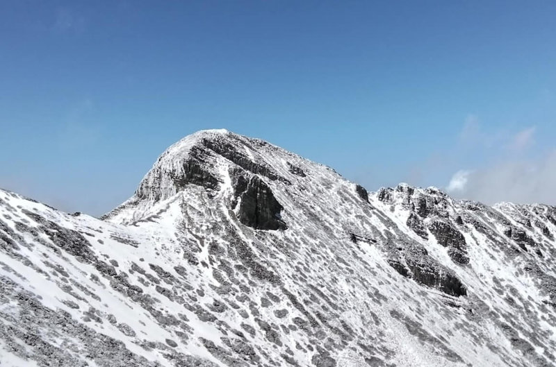 雪霸國家公園管理處20日說，強烈冷氣團助威，根據保育志工及山友回報雪況，雪山頂積雪達20公分，雪山圈谷也有16至18公分，雪地裝備及保暖工作格外重要。（山友蕭添益提供）中央社記者管瑞平傳真  114年3月20日