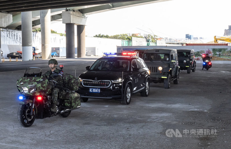 因應中共對台灰色地帶襲擾以及防備「由演轉戰」，國軍執行立即備戰操演，磨練三軍部隊應處與相關處置作為。憲兵20日下午於台北敦煌疏散門附近進行相關演訓，車隊行駛至河濱迅速就位。中央社記者趙世勳攝  114年3月20日