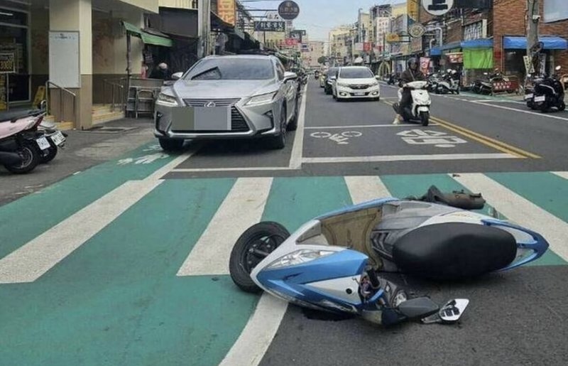 一名婦人日前騎機車行經彰化市大埔路時，停在路邊的轎車突然開車門，婦人閃避不及撞上，當場倒地滑行約10公尺，幸手肘和膝蓋只有輕微擦傷。（警方提供）中央社記者吳哲豪傳真  114年3月20日