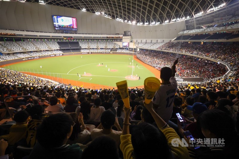 中華職棒官辦熱身賽22日、23日將在台北大巨蛋登場，中職20日表示，目前首日熱身賽預售約1.8萬人、次日約1.6萬人，將有至少共3.4萬人湧入大巨蛋。（中央社檔案照片）