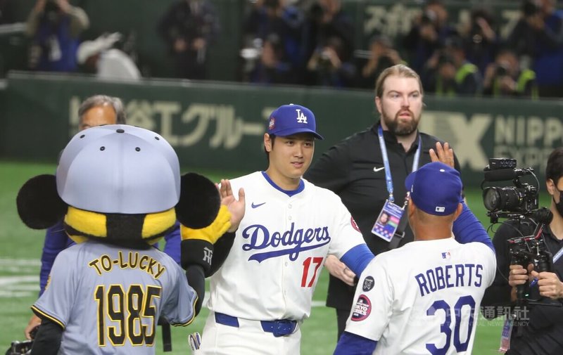 MLB海外開幕系列賽第二戰19日在東京巨蛋舉行,終場洛杉磯道奇6比3擊敗芝加哥小熊,大谷翔平本季首轟出爐。道奇總教練羅伯茲賽後表示,對於大谷翔平開轟一點也不驚訝。中央社楊明珠東京攝 114年3月19日