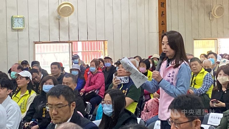 立法院內政委員會20日考察新北市土城司法園區,也在土城區埤塘里活動中心座談。國民黨市議員江怡臻(站立者)關心台北看守所搬遷後,中央對現址用地要如何規畫。中央社記者黃旭昇新北市攝 114年3月20日