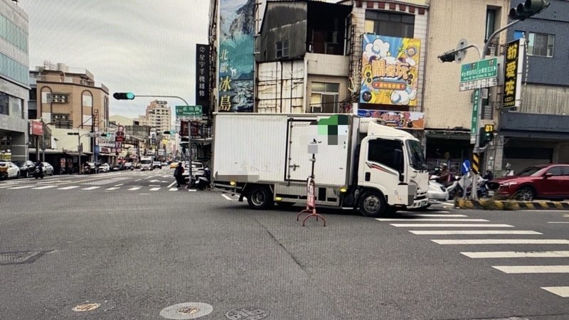 台南市北區19日發生1輛貨車左轉未停讓行人，直接撞倒斑馬線上1名女子，受傷送醫，警方對貨車駕駛開罰及吊扣駕照1年。（台南市警局提供）中央社記者張榮祥台南傳真 114年3月20日