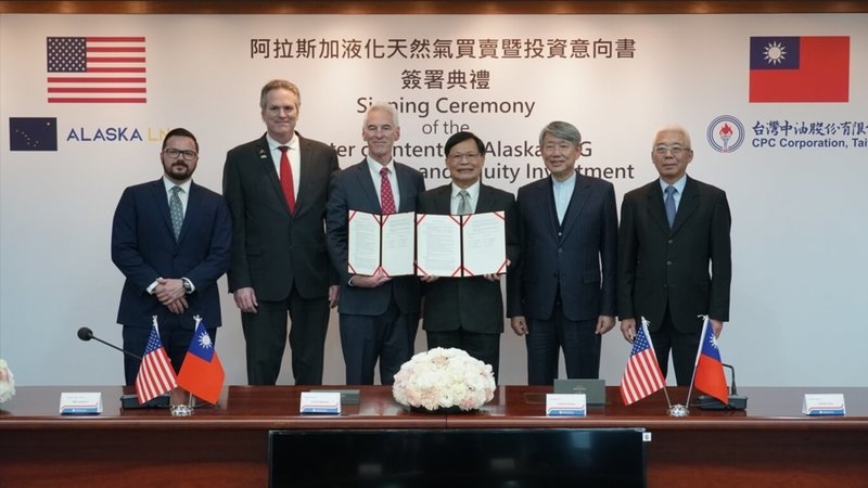 中油20日與Alaska Gasline Development Corporation（AGDC）簽署阿拉斯加液化天然氣（Alaska LNG）買賣暨投資意向書。圖右2為經濟部部長郭智輝，右3為台灣中油總經理張敏。（中油提供）中央社記者曾智怡傳真 114年3月20日