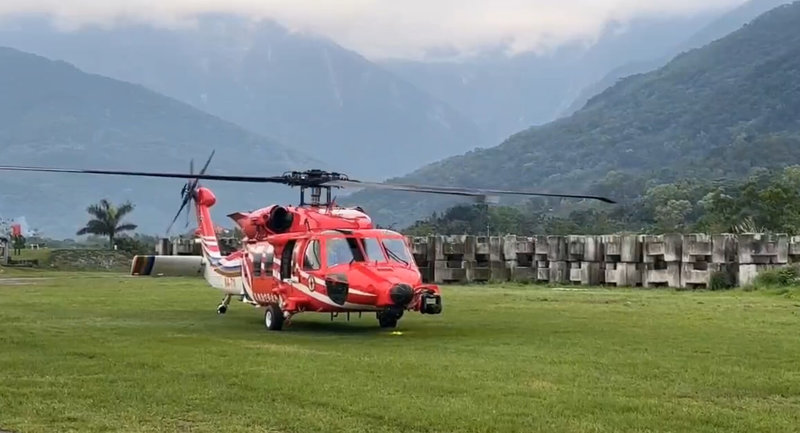 一行17人登山隊伍攀登奇萊東稜，其中58歲李姓隊員倒臥山徑、沒有呼吸心跳，16名隊員亦因降雪、身體不適受困山屋；空勤直升機20日上午9時許起飛前往救援。（民眾提供）中央社記者張祈傳真 114年3月20日