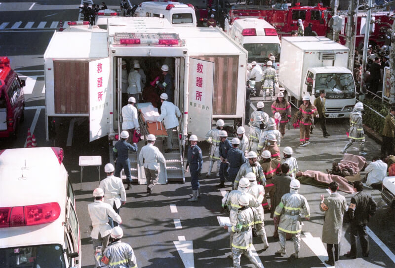 1995年3月20日的東京地鐵沙林毒氣攻擊造成14死、6000多傷，急救人員在築地站前為受害者提供醫療救治。（共同社）