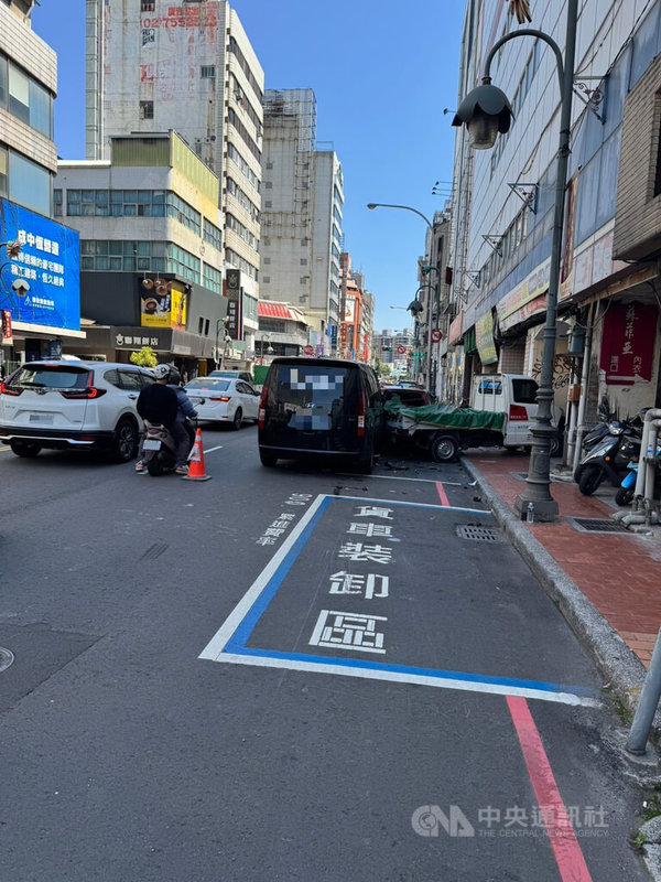 台中一家禮儀社黃姓女員工20日上午駕駛租賃小客車，行經西區自由路二段時，撞上路旁停放的3輛汽車與1輛機車，警消到場時，黃女身上有多處擦挫傷、意識清醒，疑因疲勞駕駛肇事。（翻攝照片）中央社記者蘇木春傳真  114年3月20日