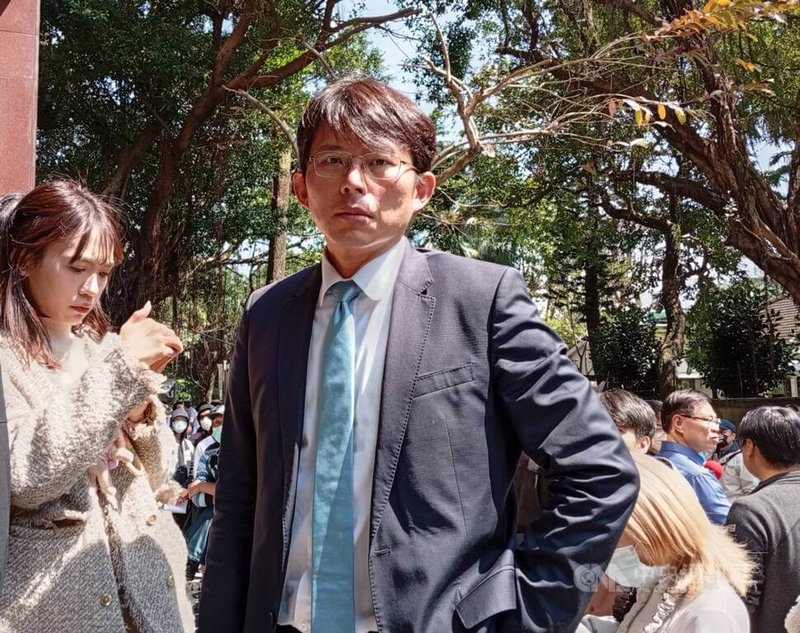 台北地方法院審理京華城及政治獻金案,20日再度開庭,首度提訊前台北市長柯文哲。民眾黨立委黃國昌(前)下午1時許到場排隊旁聽證候補。中央社記者謝幸恩攝 114年3月20日