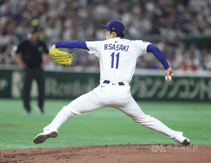 MLB海外開幕系列賽第二戰19日在東京巨蛋舉行,終場洛杉磯道奇6比3擊敗芝加哥小熊。道奇隊先發投手佐佐木朗希大聯盟初登板,3局5保送掉1分退場。他表示,今天的指叉球控球不太理想,不過能發現需要改進的地方也算是好事。中央社楊明珠東京攝 114年3月19日