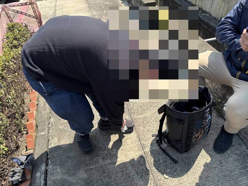 鄭姓男子遭詐騙以為投資泰達幣可獲利,和詐團車手相約交付現金,蕭姓車手取款後遭逮捕。警方指出,蕭男供稱從香港來台灣觀光,見擔任車手有利可圖才甘願淪為詐團幫手。(警方提供)中央社記者吳哲豪傳真 114年3月21日
