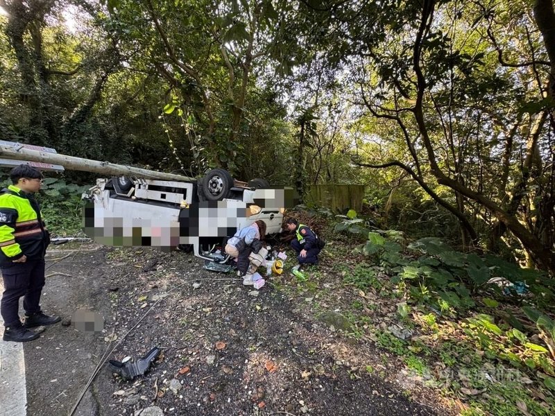 台北市陽明山附近文化大學後山巷弄21日發生民間垃圾車翻覆意外，警消初步調查，45歲李姓女子開垃圾車下山時疑煞車失靈擦撞路旁電線桿，造成車輛翻覆。（翻攝畫面）中央社記者劉建邦傳真 114年3月21日