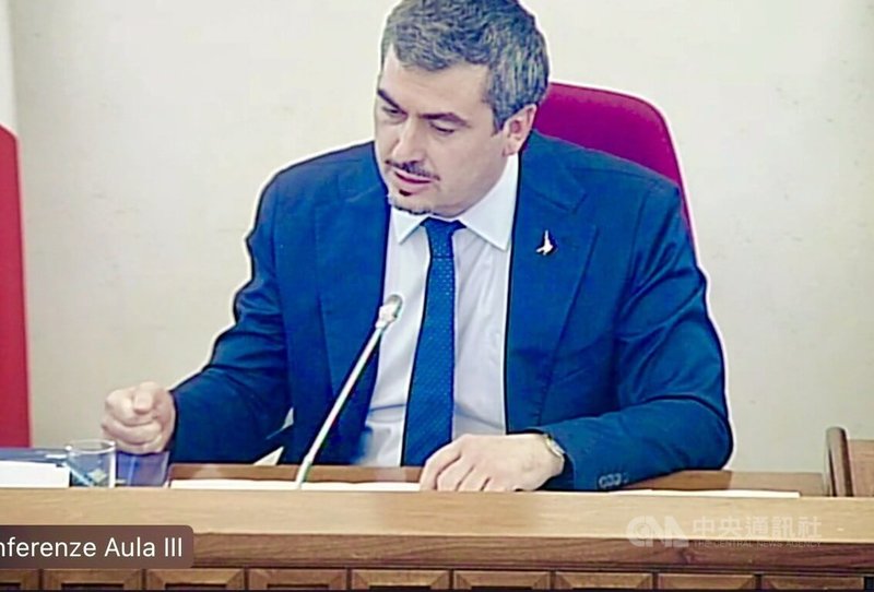 義大利眾議院外委會副主席佛曼提尼(Paolo Formentini)20日主持會議,提出一份印太區域情勢調查報告,報告強調台灣是印太民主堡壘與半導體供應鏈樞紐。(圖為視訊會議截圖)中央社記者黃雅詩羅馬傳真 114年3月21日
