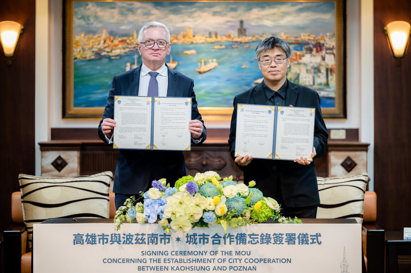 波蘭波茲南市長雅斯維亞克(Jacek Jaśkowiak)(左)20日率團拜會高市府,並與高市副市長李懷仁(右)簽署城市合作備忘錄。(高雄市行政暨國際處提供)中央社記者林巧璉傳真 114年3月21日