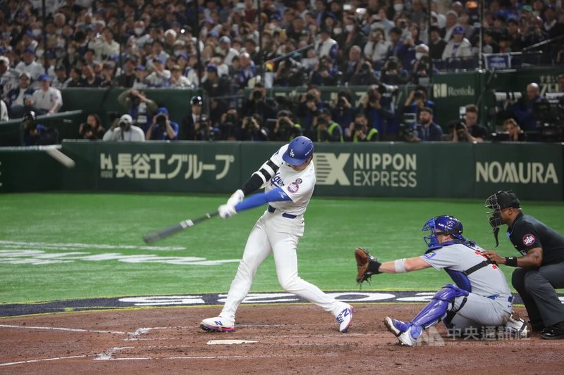 美國職棒大聯盟（MLB）計劃2027年再次於日本舉行。相關人士透露，赴日球隊最可能是有大谷翔平所在的道奇隊。此外，2026年世界棒球經典賽第一輪也將在日本舉辦，日本球迷有望連續3年在本土觀看大谷翔平的比賽。圖為大谷19日在東京巨蛋擊出陽春砲全壘打。中央社記者楊明珠東京攝 114年3月21日