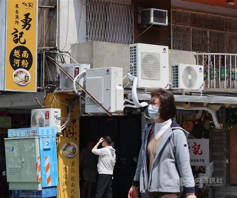 國民黨、民眾黨立委21日直指錯誤能源政策造成台電虧損。對此台電說明，在野黨主張核電卻又採取核電3不立場（不修法使用、不處理核廢、不重視核安），把科學問題變成政治問題，令人遺憾，俄烏戰爭導致燃料飆漲才是虧損主因，近3年吸收民生、工業電價達新台幣6000億元，遠超電價調整幅度。（中央社檔案照片）