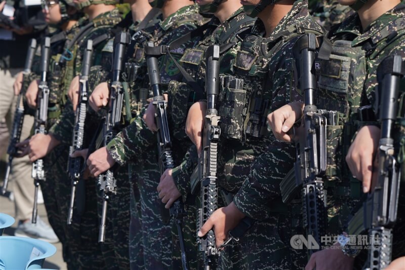 總統賴清德21日赴松山機場視導駐守的海軍陸戰隊陸戰六六旅衛戍第二戰鬥隊,宣布國軍待遇調整自4月1日起實施。圖為官兵列隊等待合影。中央社記者徐肇昌攝 114年3月21日