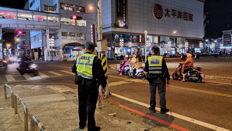 屏東縣行人違規穿越馬路情形多,警方21日表示,24日起將啟動「行人違規取締」執法專案,針對事故高發路段及路口加強取締行人違規行為。(屏東縣政府警察局提供)中央社記者黃郁菁傳真 114年3月21日