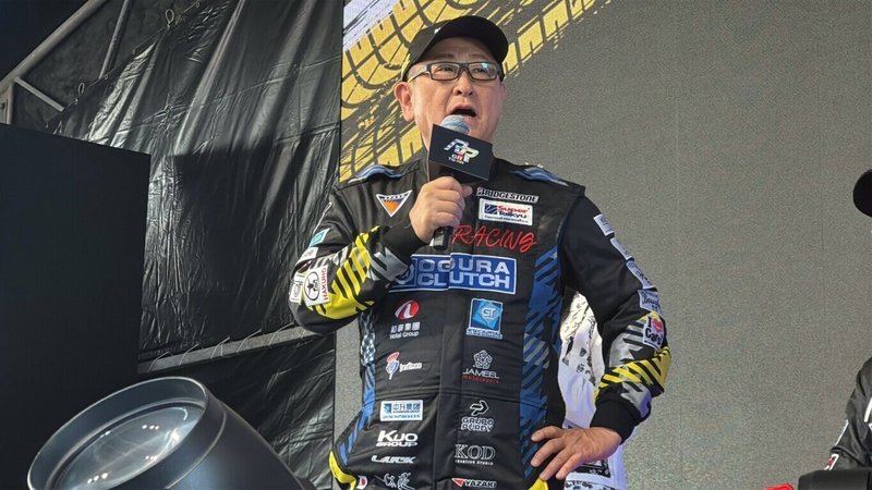 TOYOTA會長豐田章男21日下午在台現身,出席台灣首間TOYOTA GR Garage示範店開幕式,致詞時談及在台灣現場感受到熱情,「我會為大家打造出更好更好的車」。 (讀者提供) 中央社記者鍾榮峰傳真 114年3月21日