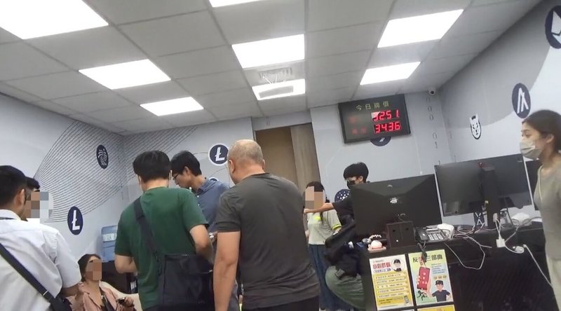 雲林地檢署偵辦實體幣店、物流公司勾結詐騙集團案件,發現詐團以「假幣店、真水房」及「假物流、真車手」掩護坑殺數百人,檢方日前偵查終結,將劉姓男子等17人提起公訴。圖為專案小組到實體幣店執行搜索。(檢方提供)中央社記者姜宜菁傳真 114年3月21日