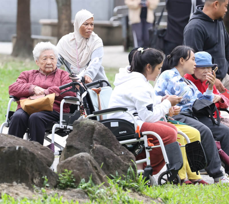 台北市文山區民眾午後穿外套到公園。（中央社檔案照片）