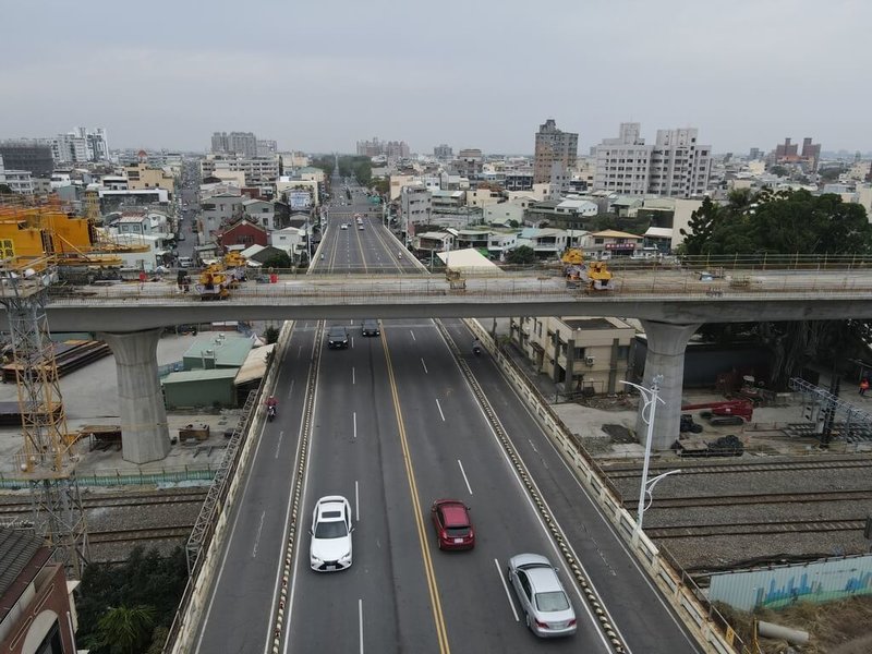 嘉義市鐵路高架化北興陸橋上空高架橋跨越工程完工（圖），陸橋車輛限高將升至4.6公尺以利車輛通行。（嘉義市政府提供）中央社記者蔡智明傳真  114年3月22日