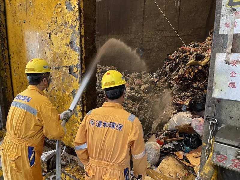 高雄某清運業者21日載運一般事業廢棄物進入仁武垃圾資源回收廠時，疑因載運物含有火源，導致倒入垃圾貯坑時產生火光，所幸現場緊急應變立刻撲滅火勢，未影響周遭空氣品質及廠內設備。（高市仁武警分局提供）中央社記者洪學廣傳真  114年3月22日