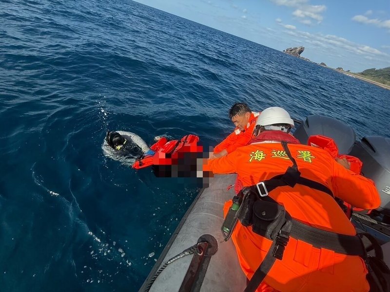 蘭嶼雙獅岩21日晚間有2名釣客落海，海巡獲報動員搜救，22日先後尋獲2人遺體，後續將交由警方處理。（海巡提供）中央社記者盧太城台東傳真  114年3月22日