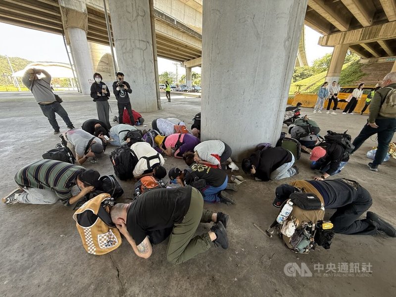 黑熊學院第5屆「藍鵲行動」戶外大型演訓，22日在台北市大佳河濱公園舉行，圖為空襲防護演練。中央社記者王飛華攝  114年3月22日