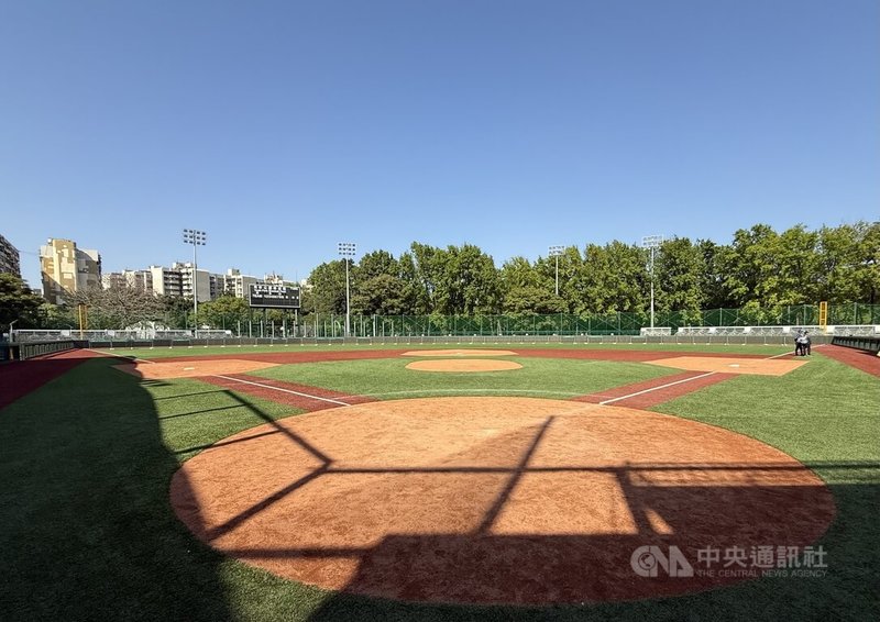 台北市青年公園棒球場更換成人工草皮後首個選拔賽事、謝國城盃全國少棒錦標賽23日將開打，但卻出現球場沒投手丘的狀況。圖為整修後的青年公園棒球場。中央社記者謝靜雯攝  114年3月22日