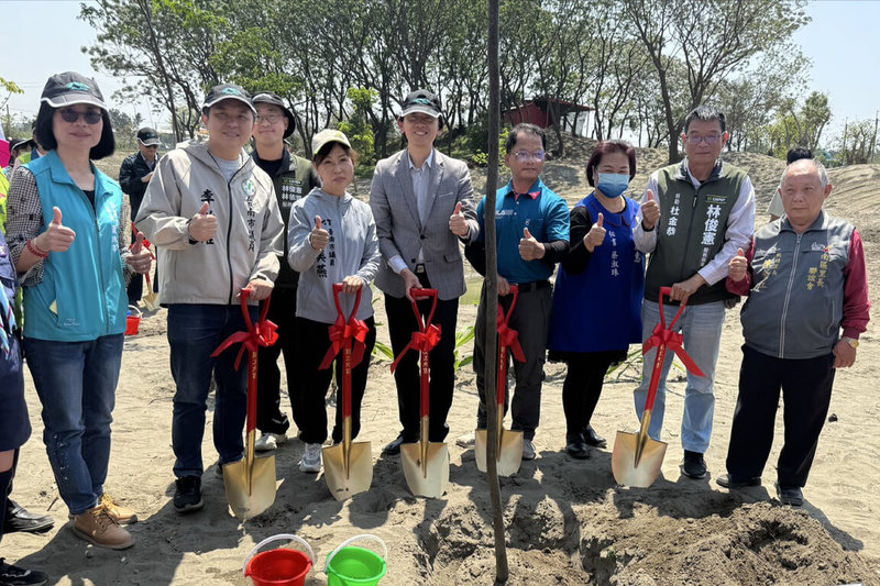 台南市副市長葉澤山（前左4）與林業及自然保育署嘉義分署副分署長李定忠（右4）等人22日出席在台南南區綠9綠地舉辦的植樹活動，期望提升海岸綠帶復育效果，進一步促進生物多樣性，確保環境永續發展。（台南市政府提供）中央社記者楊思瑞台南傳真  114年3月22日