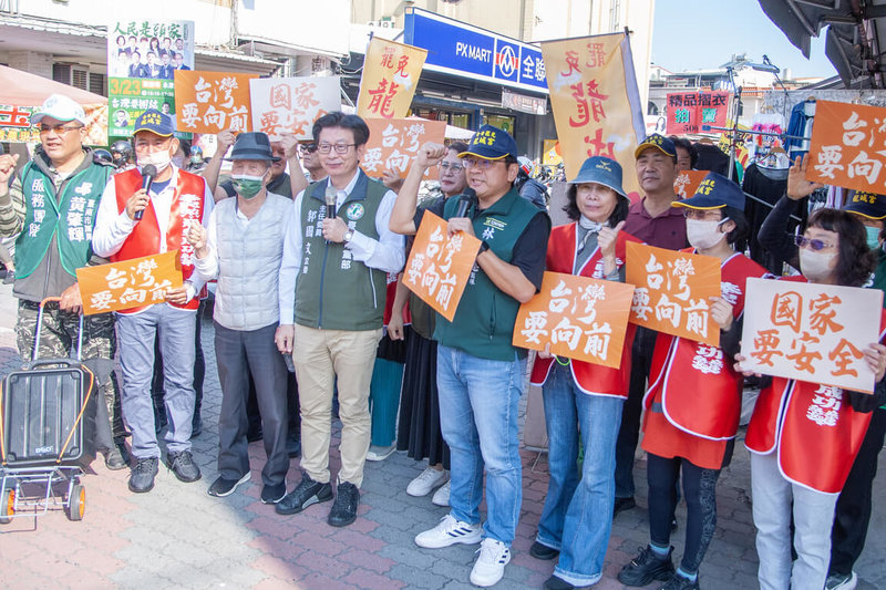 民進黨「人民是頭家」政策宣講會台南場23日下午將在永康區舉行，民進黨台南市黨部主委郭國文（前左4）等人22日在永康區傳統市場宣傳。（台南市議員黃肇輝提供）中央社記者楊思瑞台南傳真  114年3月22日