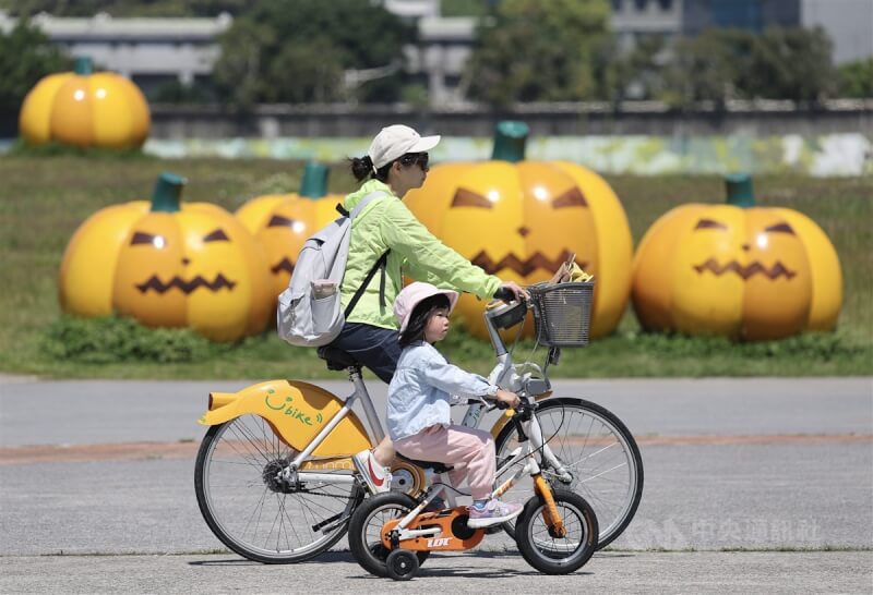 中央氣象署觀測，22日清晨輻冷卻影響，各地氣溫偏低，平地最冷是新竹關西攝氏5.2度，白天全台回暖舒適，西部注意溫差逾10度。圖為家長帶著小朋友在台北市河濱公園騎腳踏車。中央社記者王飛華攝　114年3月22日