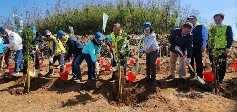 澎湖地區「織一片生態綠網 攜手護林新篇章」植樹活動，22日在國家級的青螺濕地生態園區舉辦。中央社  114年3月22日