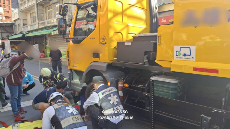 高雄警方表示，詹姓婦人21日下午在楠梓東街菜市場，牽腳踏車從清潔車前方穿越馬路，因視線死角，清潔車駕駛未注意到前方穿越婦人，導致直接撞上，詹婦右腿骨折受傷送醫。（高市楠梓警分局提供）中央社記者洪學廣傳真 114年3月22日