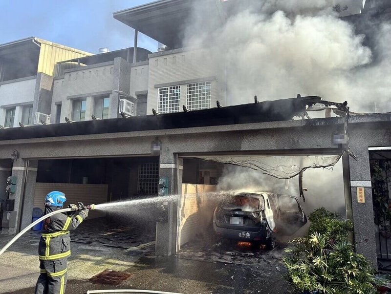 雲林縣斗六市23日發生一起民宅火警，消防人員趕抵時，民宅1樓已竄出濃煙燃燒，立即布水線搶救。（民眾提供）中央社記者黃國芳傳真  114年3月23日