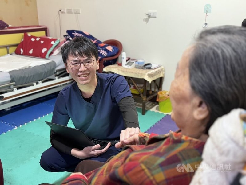 雲林縣「好所宅」到宅支援診所長黃子華（左）在中央還沒推動「在宅急症照護」前就投身推動居家醫療，與雲林縣各大醫院結盟，在地方架設醫療網，為年長者辛勞，而個案給予的回饋成為他走下去的力量。中央社記者姜宜菁攝 114年3月23日