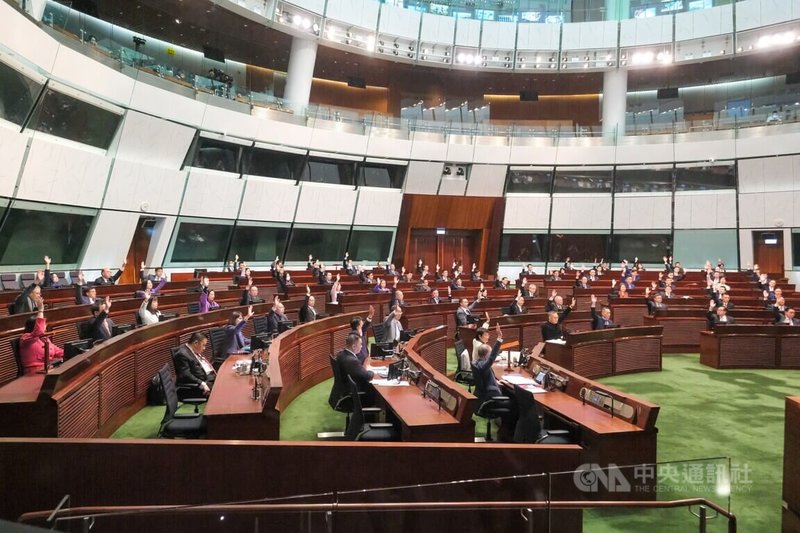 香港基本法23條立法生效滿1年,港府多次動用法例進行拘捕、檢控等,包括最少5宗檢控全部涉及煽動罪行。圖為2024年3月立法會表決二讀條例草案現場。(中新社)中央社