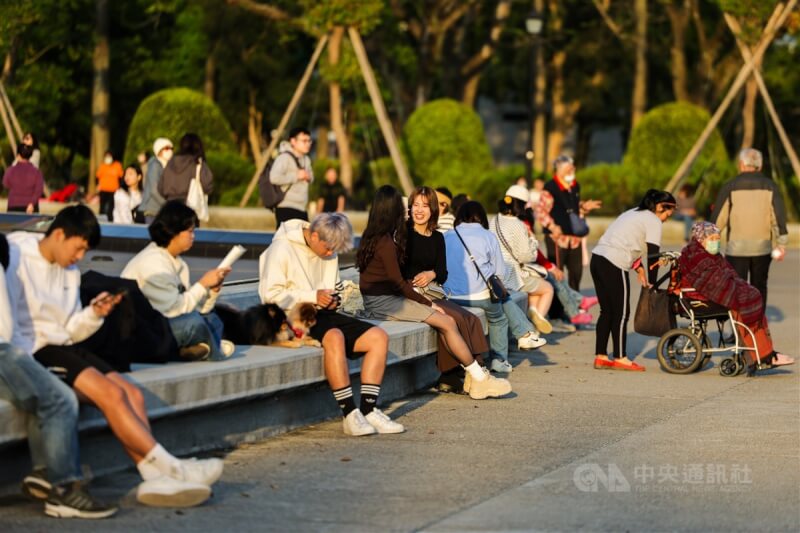 圖為民眾在國父紀念館戶外廣場休憩。（中央社檔案照片）