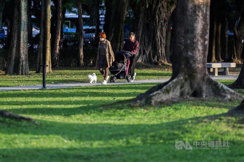 民眾在國父紀念館周邊散步，享受陽光。（中央社檔案照片）