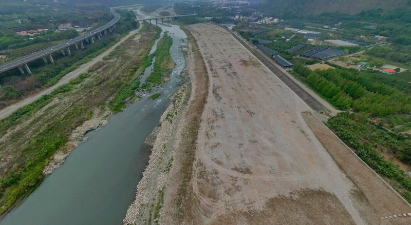 台灣河溪網協會23日舉辦第1屆「台灣河川希望工程獎」頒獎典禮，其中國家重大建設鳥嘴潭人工湖工程計畫「烏溪雙冬堤防工程」，因主辦機關堆置大量工程棄土於烏溪河道，被列入「2024年度河川失望工程名單」。此為烏溪雙冬堤防工程空拍圖。（台灣石虎保育協會提供）中央社記者張雄風傳真  114年3月23日