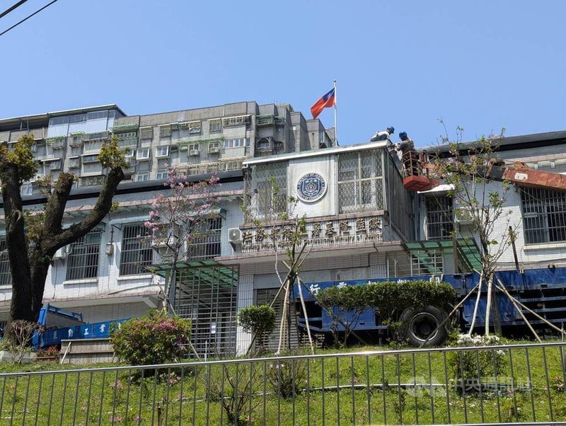 基隆監獄受刑人郭姓男子23日凌晨起身上廁所時,突然全身無力癱軟倒地,送醫急救後宣告不治,經檢察官會同法醫相驗後,遺體沒有明顯外傷,初步判定死因疑為心血管疾病。圖為法務部矯正署基隆監獄外觀。中央社記者王朝鈺攝 114年3月24日